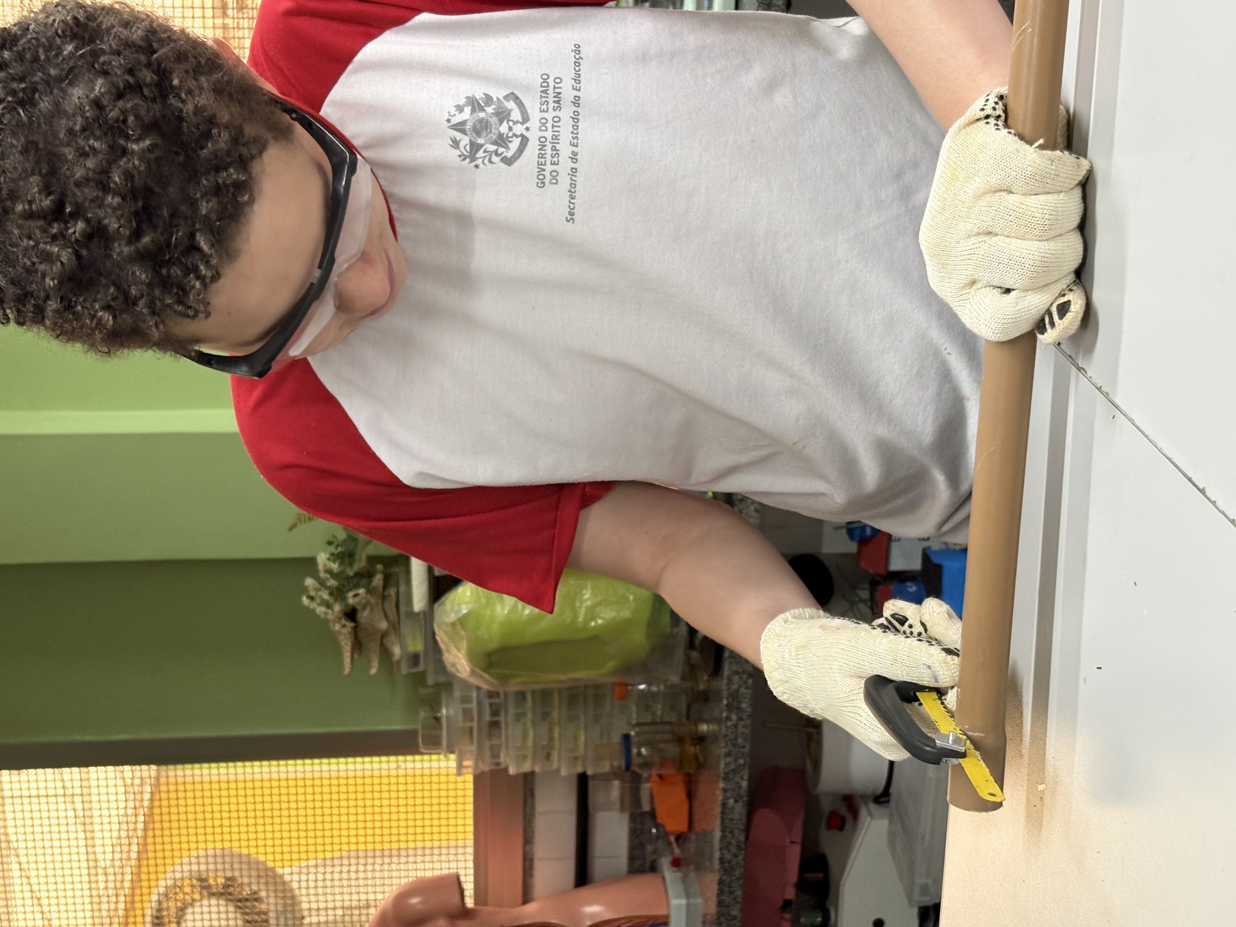 Construção - Equipe cortando tubos
