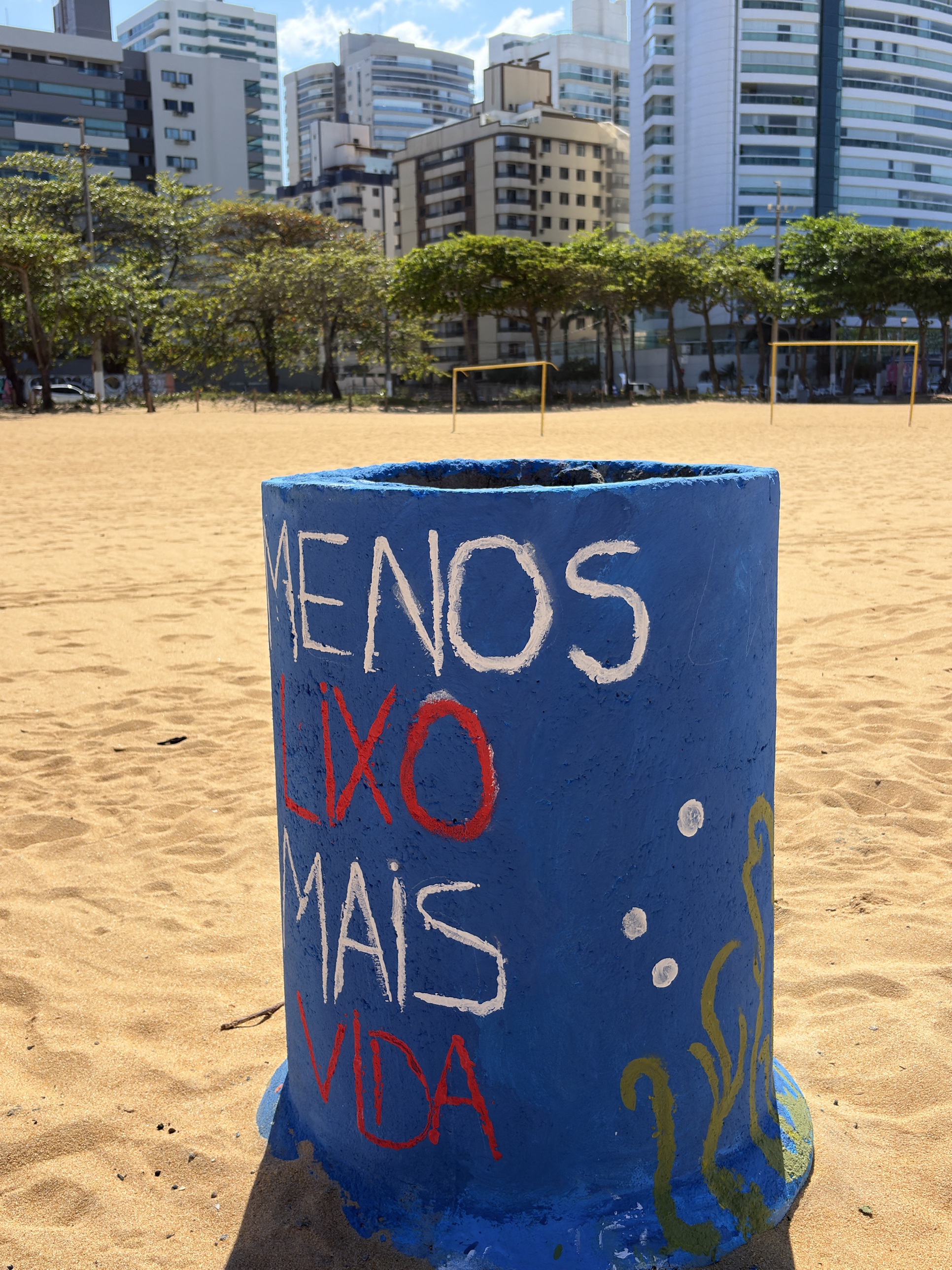 Cilindro com mensagem sobre lixo