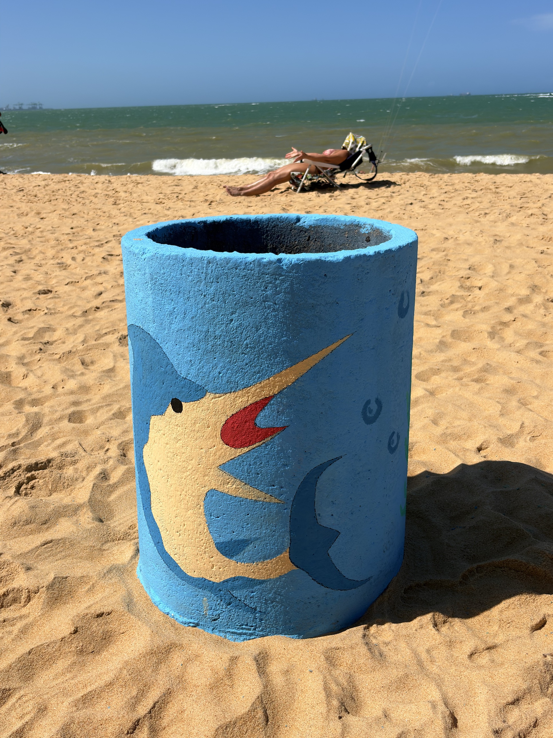 Cilindro com peixe pintado