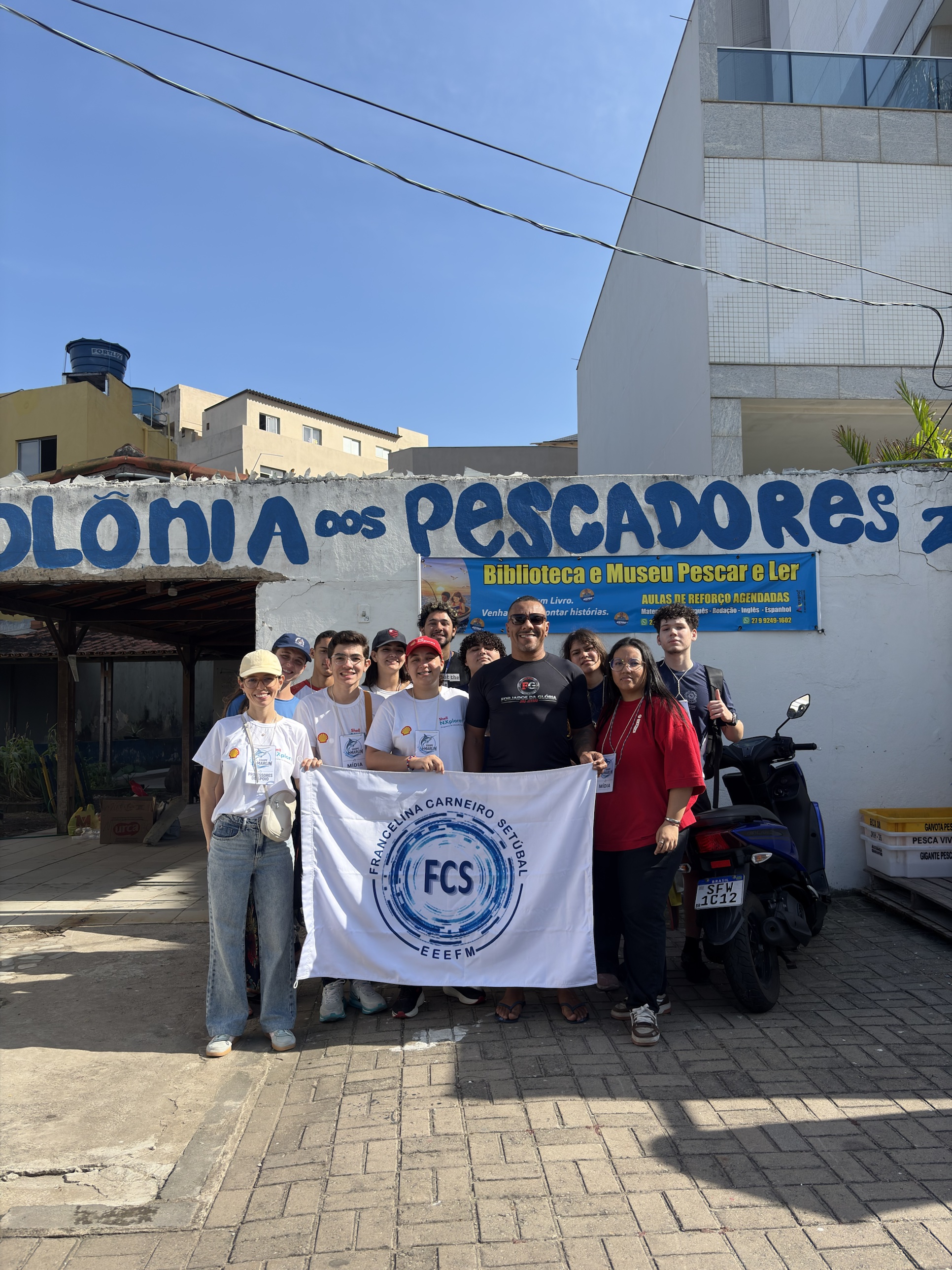 Equipe Marlim em frente ao Colônia dos Pescadores