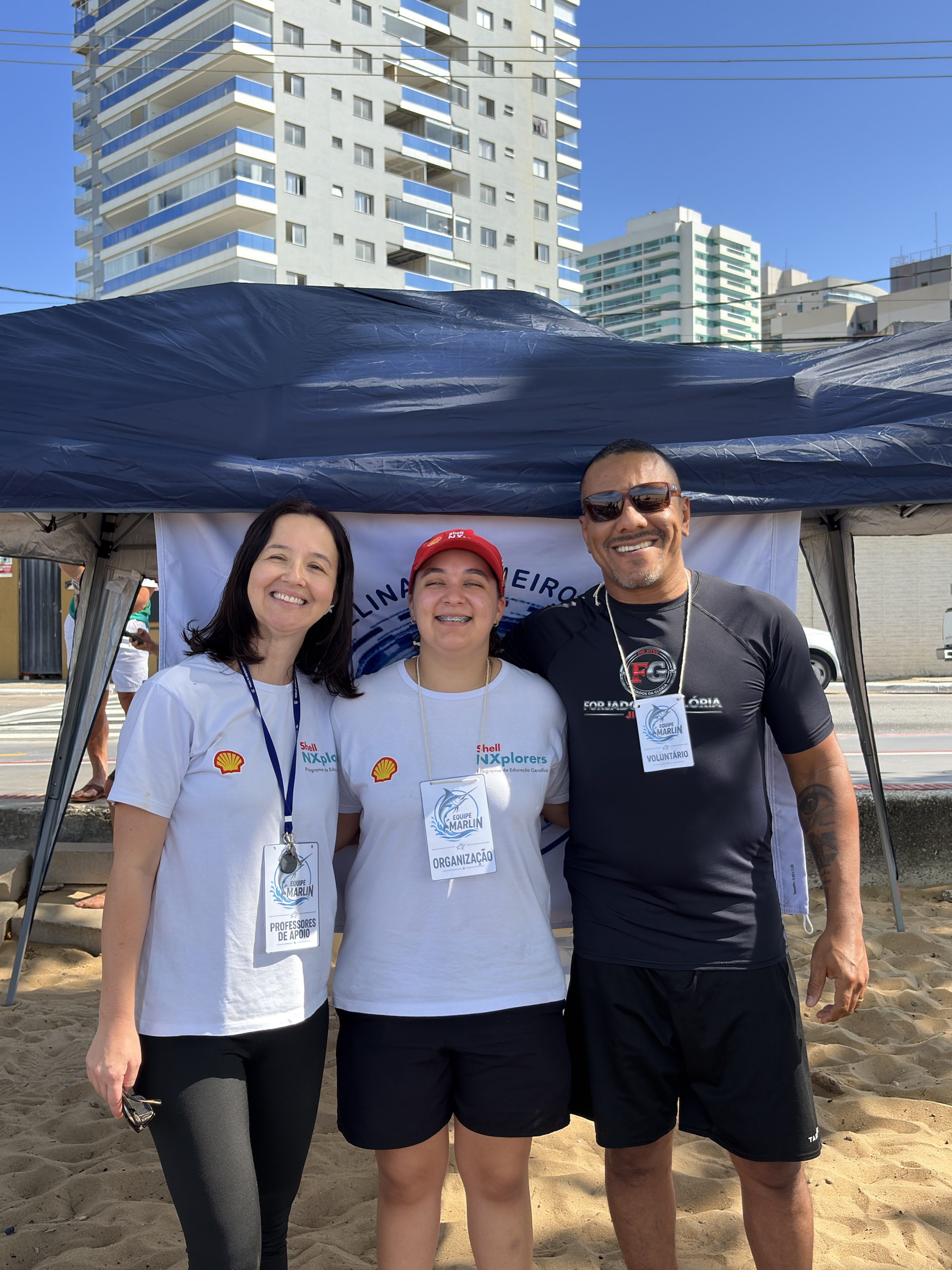 Equipe no stand do mutirão